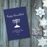 Happy Chanoeka Simple Menorah Blauw Feestdagenkaart<br><div class="desc">Happy Chanoeka Blue Holiday wenskaart,  met een eenvoudige witte menora en script typografie ontwerp. Met witte aanpasbare letters kunt u uw eigen gegevens toevoegen. Een feestelijke manier om goede wensen te sturen naar vrienden en geliefden.</div>