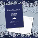 Happy Chanoeka Simple Menorah Blauw Feestdagenkaart<br><div class="desc">Happy Hanukkah Blue Holiday briefkaart,  met een eenvoudige witte menora en script typografie ontwerp. Met witte aanpasbare letters kunt u uw eigen gegevens toevoegen. Een feestelijke manier om goede wensen te sturen naar vrienden en geliefden.</div>