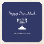Happy Chanoeka Simple Menorah Blauw Kartonnen Onderzetters<br><div class="desc">Happy Hanukkah Blue Holiday party paper onderzetter,  met een eenvoudige witte menora en script typografie ontwerp. Met witte aanpasbare letters kunt u uw eigen gegevens toevoegen. Een feestelijk decorstuk om te vieren met vrienden en geliefden.</div>