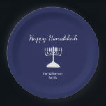 Happy Chanoeka Simple Menorah Blauw Papieren Bordje<br><div class="desc">Happy Hanukkah Blue Holiday party paper bord,  met een eenvoudige witte menora en script typografie ontwerp. Met witte aanpasbare letters kunt u uw eigen gegevens toevoegen. Een feestelijke manier om te vieren met vrienden en geliefden.</div>