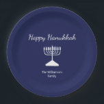 Happy Chanoeka Simple Menorah Blauw Papieren Bordje<br><div class="desc">Happy Hanukkah Blue Holiday party paper bord,  met een eenvoudige witte menora en script typografie ontwerp. Met witte aanpasbare letters kunt u uw eigen gegevens toevoegen. Een feestelijke manier om te vieren met vrienden en geliefden.</div>