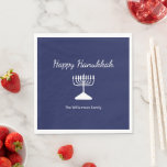 Happy Chanoeka Simple Menorah Blauw Servet<br><div class="desc">Gelukkig Chanoeka Blue Holiday party servet,  met een eenvoudige witte menora en script typografie ontwerp. Met witte aanpasbare letters kunt u uw eigen gegevens toevoegen. Een feestelijke manier om te vieren met vrienden en geliefden.</div>