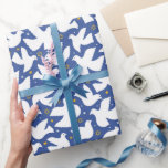 Happy Chanoeka Star van David Dove Wit Blauw Cadeaupapier<br><div class="desc">Maak je klaar om je Chanoeka-vieringen op te lichten met ons Happy Chanoeka-inpakpapier met sneeuwvlokken,  Star of David en Dove. Dit inpakpapier voegt een speciaal tintje toe aan je Chanoeka-geschenken. Wikkel je liefde en warme wensen met dit prachtige inpakpapier. Fijne Chanoeka!</div>