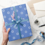 Happy Chanoeka Star van David White Blue Cadeaupapier<br><div class="desc">Maak je klaar om je Chanoeka-vieringen op te lichten met ons witte en blauwe Star of David-inpakpapier. Dit inpakpapier voegt een speciaal tintje toe aan je Chanoeka-geschenken. Wikkel je liefde en warme wensen met dit prachtige inpakpapier. Fijne Chanoeka!</div>