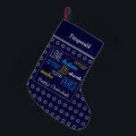 HAPPY CHANUKAH Hebreeuws Love Joy Peace DARK BLUE Kleine Kerstsok<br><div class="desc">Donkerblauw HAPPY CHANUKAH kous met zilverkleurige Star of David patroon en LOVE JOY PEACE geschreven in het Engels en Hebreeuws. De plaatsaanduiding begroeting en naam zijn aanpasbaar, zodat u jouw namen kunt toevoegen of de begroeting kunt wijzigen. Zelfde ontwerp op de achterzijde. Ideale manier om uw kleine Chanoeka-geschenken te cadeaus....</div>