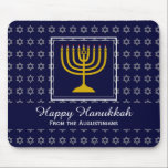 HAPPY CHANUKAH Love Joy Peace BLUE Hebreeuws Muismat<br><div class="desc">Colorful festive MOUSEPAD met faux Silver Star van David in subtiel achtergrondpatroon. Een goudkleurige menorah zit in een vierkante doos in het midden. Er is aanpasbare placeholder tekst die HAPPY HANUKKAH in witte typografie zegt. Deze tekst kan worden gepersonaliseerd zodat kunt u de groet (b.v. Happy Chanukah) veranderen en jouw...</div>