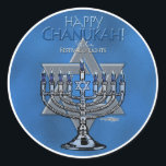 Happy Chanukah - Menora & Star van David Ronde Sticker<br><div class="desc">De verlichting van de candelabra, bekend als de Hanukiyah of de Menorah, is een van de tradities en praktijken rond de viering van de Hanukkah. Joodse symbolen vieren het hanoekaseizoen in dit ontwerp, met de woorden "Happy Chanukah" - "Festival of Lights". De blauwe ster van David verwijst naar de zes...</div>