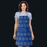 HAPPY CHANUKAH | Ster van David | Monogram blauw Schort<br><div class="desc">Stijlvol KANUKAH-Schort met faux Silver STAR van het DAVID-patroon tegen een Israëlische blauwe achtergrond. In het midden is er een tekst met de tekst HAPPY CHANUKAH in faux Silver-typografie. Bovenaan staat een MONOGRAM, die je kunt vervangen door je eigen MONOGRAM. Overeenkomende objecten beschikbaar. Geweldig geschenk voor Hanukkah en het hele...</div>