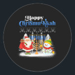 Happy Chrismukkah Jewish Kersthanukkah Ronde Sticker<br><div class="desc">Kerstkerstjongens Kinder Mannen. Grappig Humor grafisch t-shirt voor degenen die geloven in Santa Claus,  love Deer,  Reindeer,  Elf,  Elves,  zingende liedjes,  feestversieringen,  boom,  pet,  sokken Dit kerstt-shirt met een grafisch cadeau is geweldig voor Kerstmis</div>