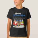 Happy Chrismukkah Jewish Kersthanukkah T-shirt<br><div class="desc">Kerstkerstjongens Kinder Mannen. Grappig Humor grafisch t-shirt voor degenen die geloven in Santa Claus,  love Deer,  Reindeer,  Elf,  Elves,  zingende liedjes,  feestversieringen,  boom,  pet,  sokken Dit kerstt-shirt met een grafisch cadeau is geweldig voor Kerstmis</div>