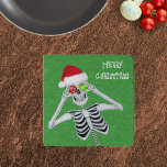 Happy Christmas Skeleton Ornament Eyes Santa Hat Trivet<br><div class="desc">Deze trivet voor uw keuken is groen met kleine gouden faux sprankelingen en een vrolijk skelet met rode en groene ornamenten tot aan zijn ogen met een rode kerstmuts. Pas de tekst aan met de sjabloon.</div>