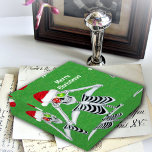 Happy Christmas Skeleton Santa Hat Ornamenten Groe<br><div class="desc">Dit glazen papiergewicht heeft een vrolijk skelet dat rood en groen glanzend ornament tot aan zijn ogen houdt en een rood Santa Claus pet draagt op een groene achtergrond met kleine gouden spikkels. Pas de vrolijke kersttekst aan met de sjabloon.</div>