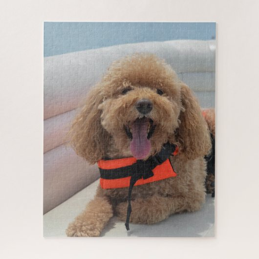 Happy Cockapoo Dog op Pontoon Boat glimlacht Legpuzzel (Verticaal)