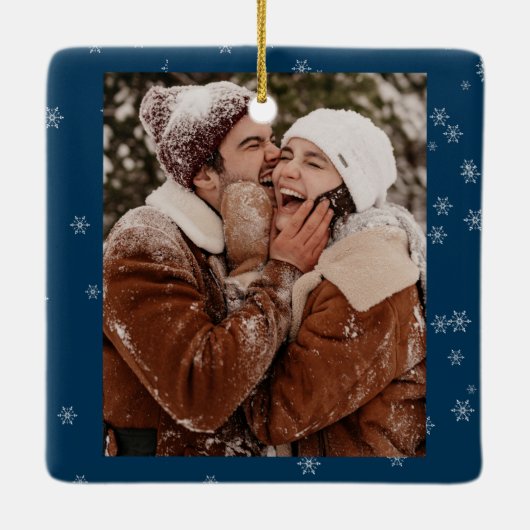 Happy Couple CUSTOM Duitse Blauwe Sneeuw Kerstmis Keramisch Ornament (Achterkant)