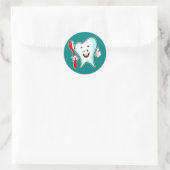 Happy Cute Cartoon Tooth Met Een Tandenborstel Ronde Sticker (Tas)