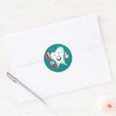 Happy Cute Cartoon Tooth Met Een Tandenborstel Ronde Sticker (Envelop)
