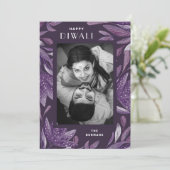 Happy Diwali. Paarse lichtfeesten. India Feestdagenkaart (Staand voorkant)