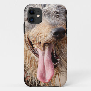 Happy dog op het strand iPhone 11 hoesje