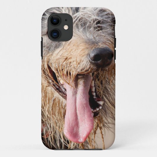 Happy dog op het strand Case-Mate iPhone case (Achterkant)