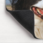 Happy dog op het strand muismat (Hoek)