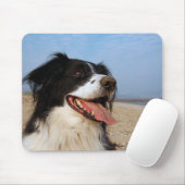 Happy dog op het strand muismat (Met muis)