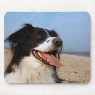 Happy dog op het strand muismat