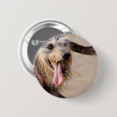 Happy dog op het strand ronde button 5,7 cm (Voorkant /achterkant)