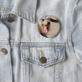 Happy dog op het strand ronde button 5,7 cm (In situ)