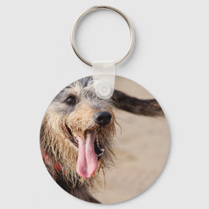 Happy dog op het strand sleutelhanger