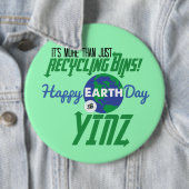 Happy Earth Day Yinz Mega Button Pin - groen (In situ)