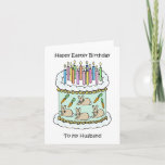 Happy Easter BIrthday Husband Kaart<br><div class="desc">Een afbeelding van een witte verjaardagstaart,  versierd met verlichte kaarsen en afbeeldingen bunnies en wortelen rond de zijkanten. De woorden 'Happy Easter Birthday to my Husband' vergezellen het afbeelding.</div>