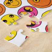 Happy Emoji wordt geconfronteerd met grappig geel  Legpuzzel (Zijkant)