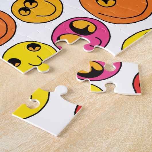Happy Emoji wordt geconfronteerd met grappig geel Legpuzzel (Zijkant)