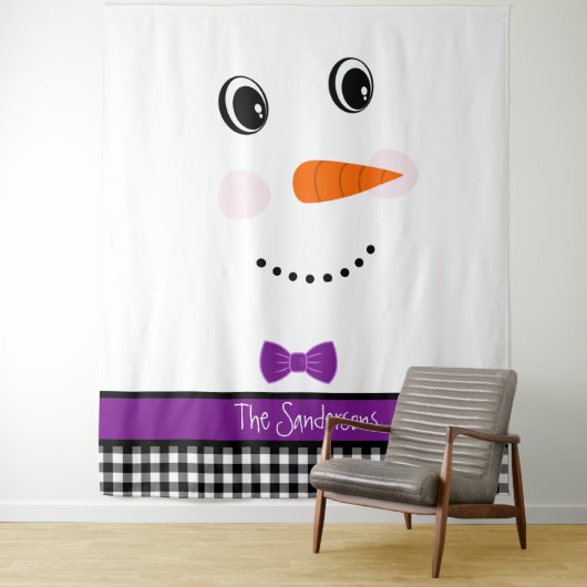Happy Face Snowman met paarse Bowtie Tapestry Wandkleed (In situ)