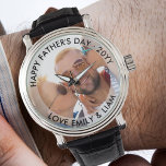 Happy Fathers Day Editable Year Persoonlijke foto Horloge<br><div class="desc">Unieke fotowatch, volledig bewerkbaar voor elke gelegenheid. De tekst is volledig editable en zit op een semi-ondoorzichtige grens aan lijst uw foto. De voorbeeldtekst luidt "happy vaders day ・ 20YY ... love [children names]" en u kunt dit naar wens aanpassen. Blader alsjeblieft naar mijn winkel voor meer vaderdag giften en...</div>