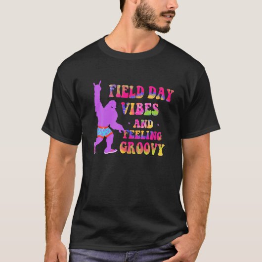 Happy Field Day Vibes and Feeling Groovy Tie Dye G T-shirt (Voorkant)