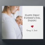 Happy First Vaderdag Foto Hart Custom Fotoplaat<br><div class="desc">Vier het plezier van het vaderschap met onze Simple Happy First Vaderdag Custom Photo plaque! Deze charmante ezel plaquette heeft een minimalistisch ontwerp, perfect voor het herdenken van deze speciale mijlpaal. Personaliseer het met een gekoesterde foto van de vader en het kind om een oprechte herinnering te creëer. Dit is...</div>