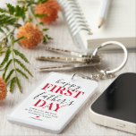 Happy First Vaderdag Photo Collage Sleutelhanger<br><div class="desc">Vier het vaderschap met onze nieuwe vader keepsake sleutelhanger! Gevuld met 6 dierbare familiefoto's, geeft het een oprechte boodschap aan het man van het huis op zijn eerste Vaderdag. Getooid met de ontroerende zin 'sommige mannen zijn geboren vaders, en dat iemand ben jij!', het is een vertederend teken van genegenheid....</div>