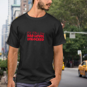 Happy First Vaderdag rode letter humor T-shirt
