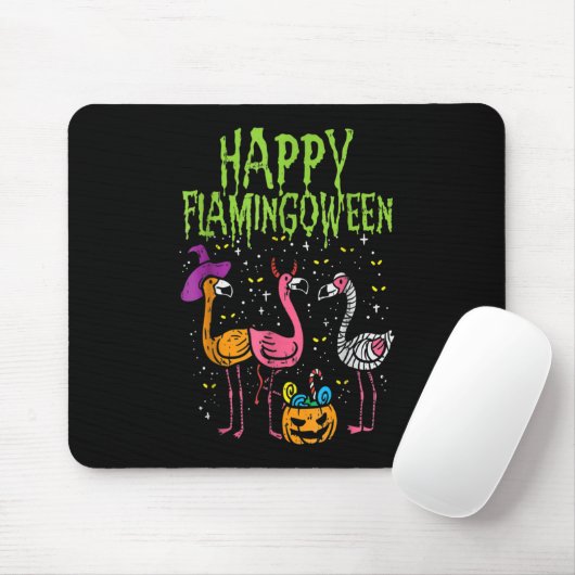 Happy Flamingbetween Scary Flamingos Funny Hallowe Muismat (Met muis)