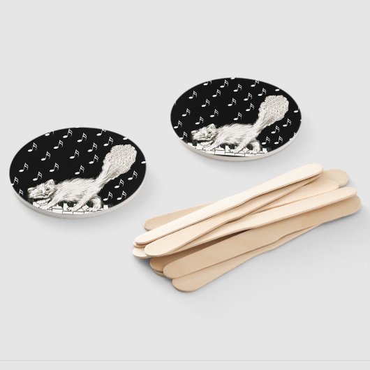 Happy Fluffy White Cat op Piano Keys Muzieknoten Handwaaier (Niet-gemonteerd)