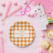 Happy Friendsgiving Sinaasappel Wit Gingham Plaid Papieren Bordje (Feest)