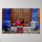 Happy Girl tussen blauwe pijlers Poster (Voorkant)