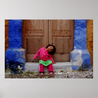 Happy Girl tussen blauwe pijlers Poster