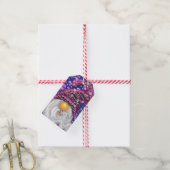 Happy Gnome in het Paarse Pet Zingt een kerstlied Cadeaulabel (Met Touw)