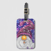 Happy Gnome In Purple Hat Sings A Christmas Song Bagagelabel (Voorkant (verticaal))