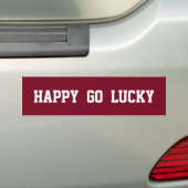 Happy Go Lucky op bordeauxrode bumpersticker (Op auto)