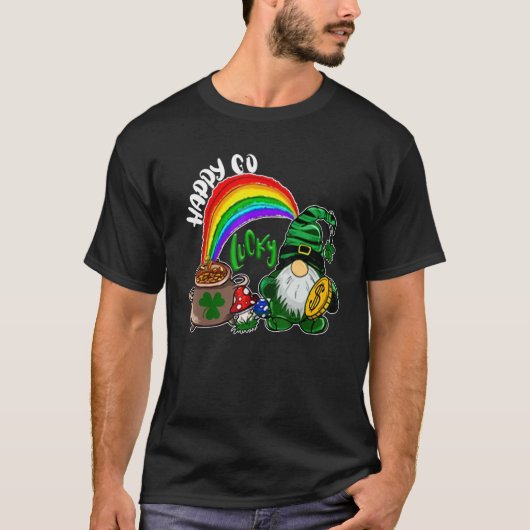 Happy Go Lucky Rainbow Gnome Shamrock Funny St Pat T-shirt (Voorkant)