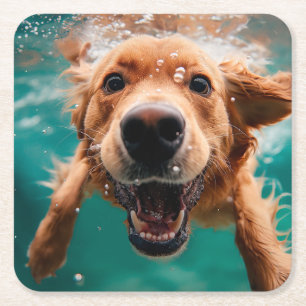 Happy Golden Retriever zwemmen onder water Kartonnen Onderzetters