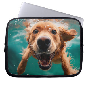 Happy Golden Retriever zwemmen onder water Laptop Sleeve